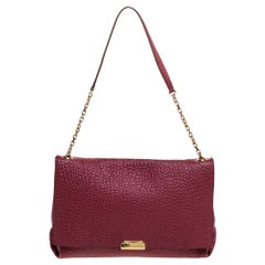 Burberry Maroon Genarbtes Leder Mildenhall Umhängetasche