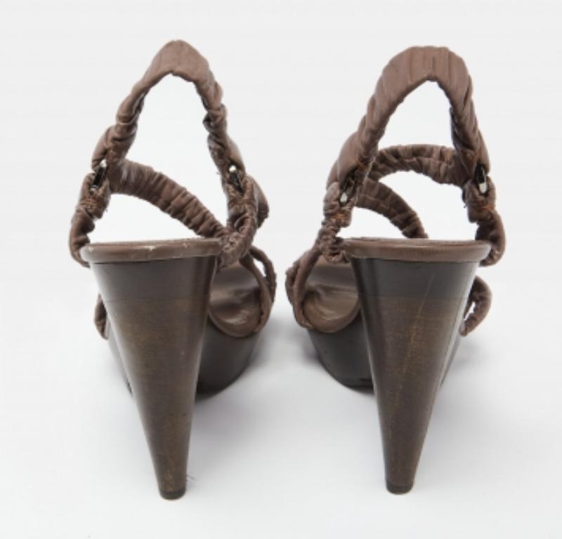 Burberry Mauve Pleated Leather Platform Sandals Size 38 In Good Condition For Sale In Dubai, Al Qouz 2