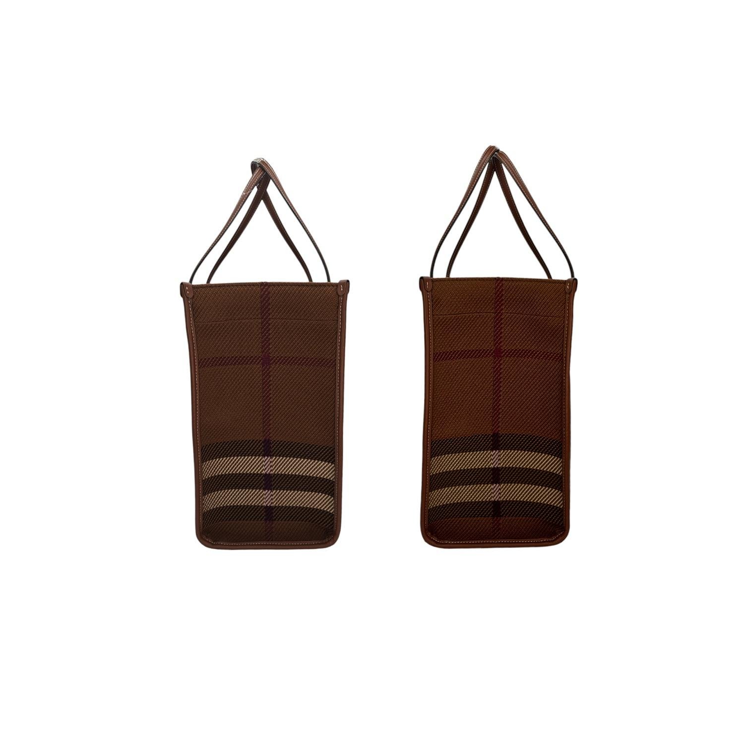 Noir Burberry Fourre-tout Freya à carreaux moyen en vente