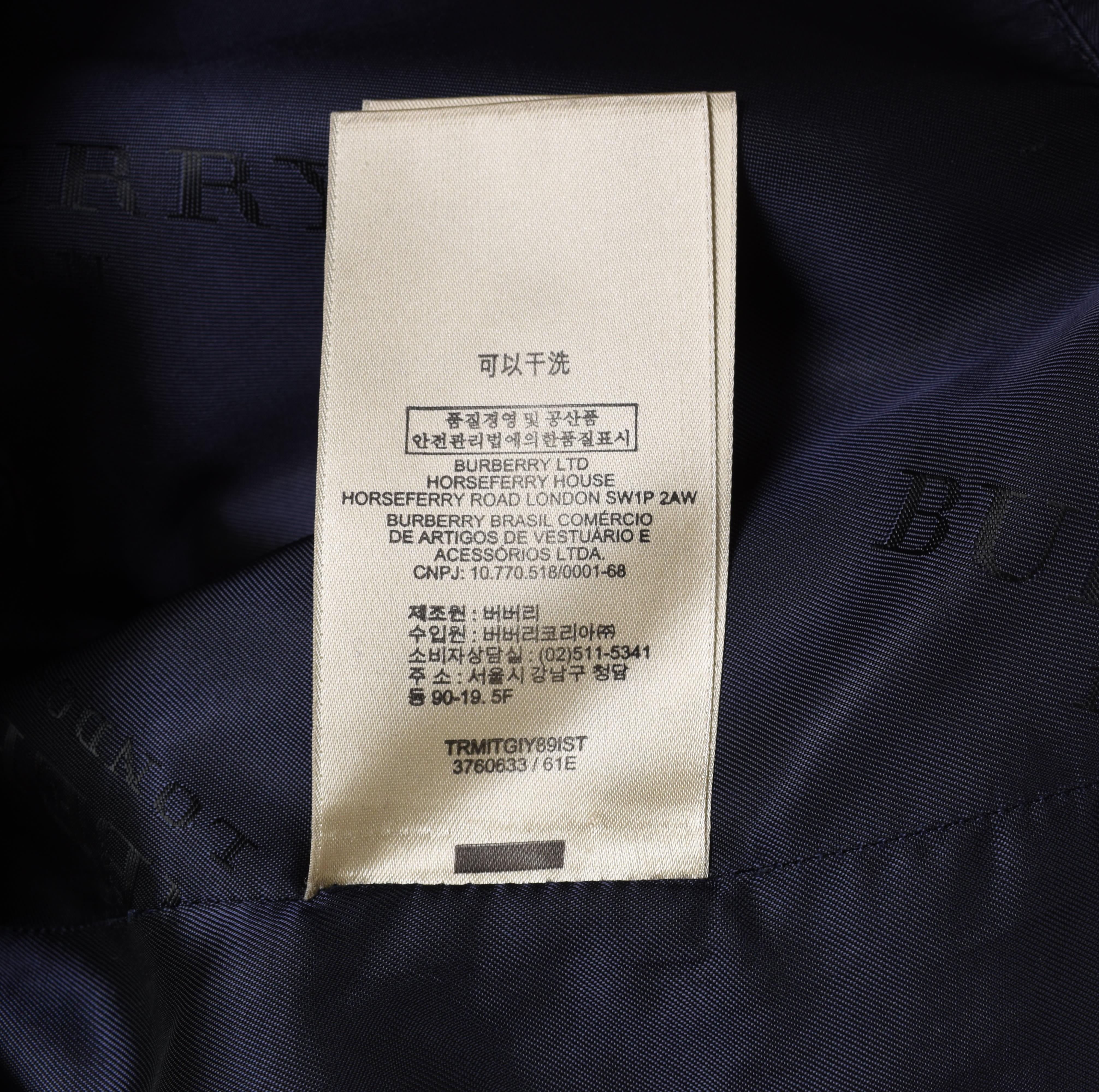 Prüfen Sie meine anderen Angebote. Habe viele weitere Designerkleidung zu verkaufen. Offen für alle Angebote.
Zu verkaufen ist 100% echte Burberry Crew Men Peacoat, S1604, VINU0
Farbe: Blau
(Eine tatsächliche Farbe kann ein wenig variieren aufgrund