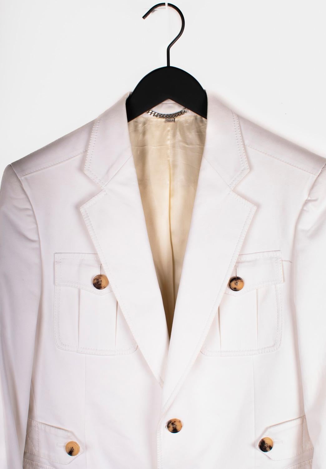 Consultez mes autres annonces. A beaucoup d'autres vêtements de marque à vendre. Ouvert à toutes les offres.
L'article mis en vente est 100% authentique Burberry Casual Blazer Safari Style Men Jacket, VINU0
Couleur : blanc
(La couleur réelle peut