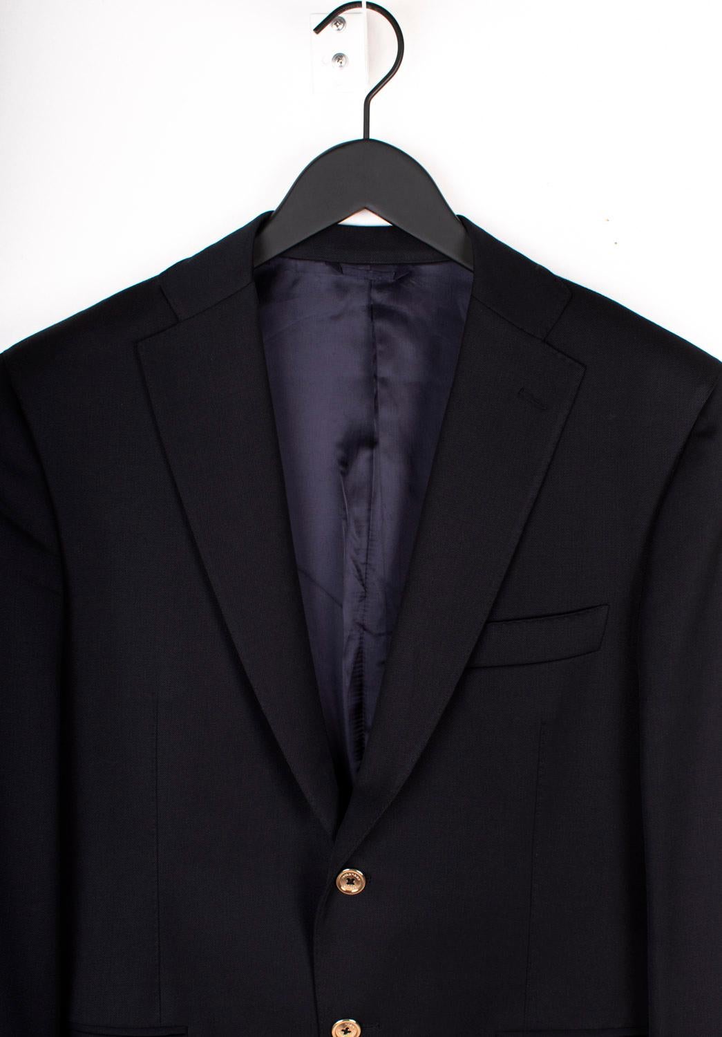 Controlla le mie altre inserzioni. Ho molti altri abiti firmati in vendita. Aperto a qualsiasi offerta.
L'articolo in vendita è una giacca Burberry Casual Blazer da uomo, VINU0, autentica al 100%.
Colore: nero
(Il colore effettivo può variare