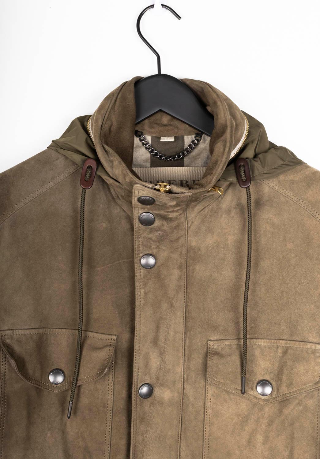 Controlla le mie altre inserzioni. Ho molti altri abiti firmati in vendita. Aperto a qualsiasi offerta.
L'articolo in vendita è un Parka di media lunghezza in pelle scamosciata Burberry, VIDU0, autentico al 100%.
Colore: marrone
(Il colore effettivo