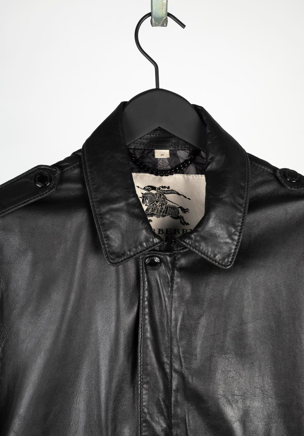 Compruebe mis otros listados. Tiene a la venta mucha más ropa de diseño. Abierto a cualquier oferta.
El artículo en venta es una chaqueta bomber de piel de cordero 100% auténtica de Burberry, S620, VIVI3
Color: negro
(El color real puede variar un