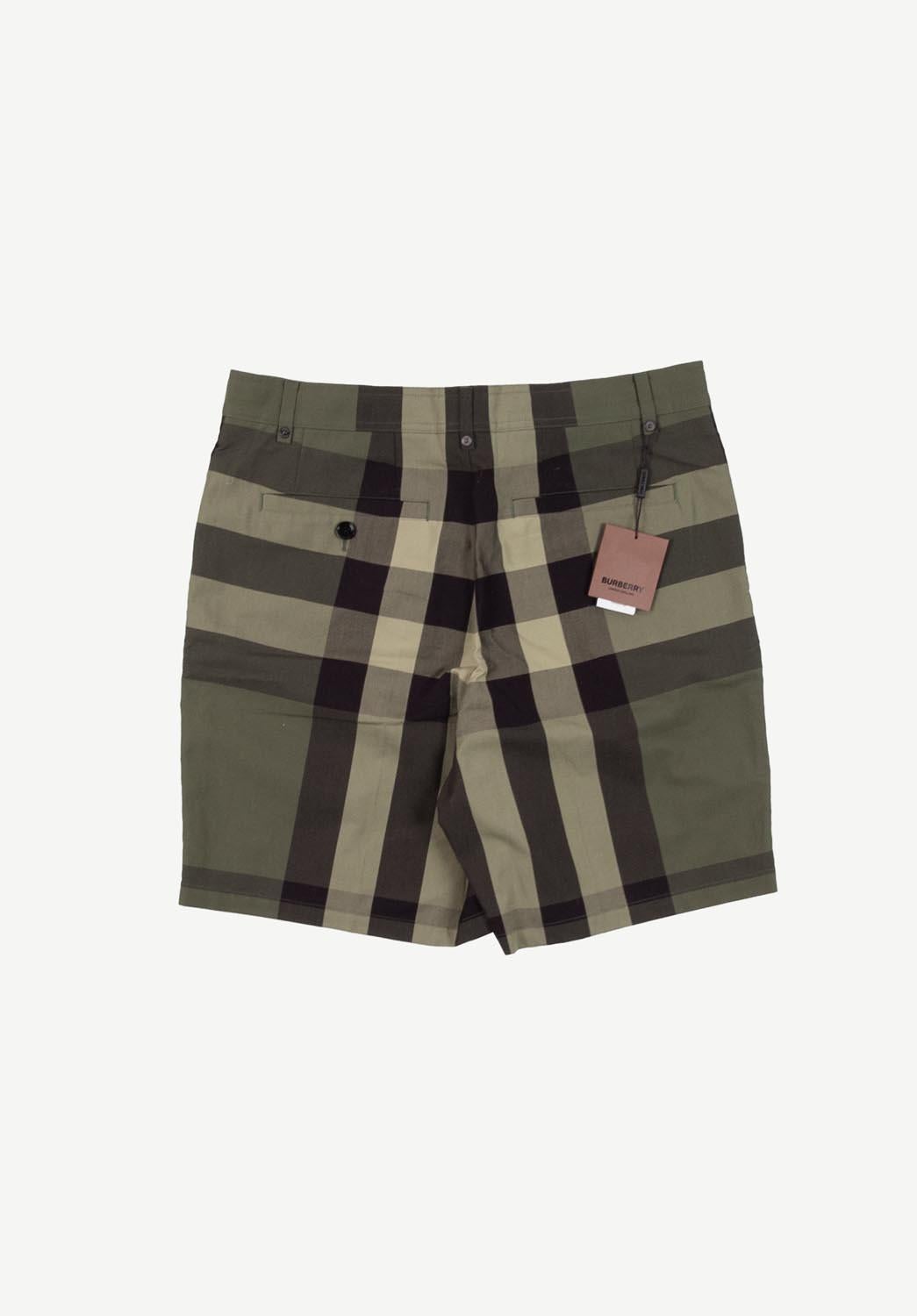 Item for sale is 100% genuine Burberry Men Shorts, S322
Color: multi
(An actual color may a bit vary due to individual computer screen interpretation)
Material: 100% cotton
Tag size: 52 (Large)
These shorts are great quality item. Rate 10 of 10,