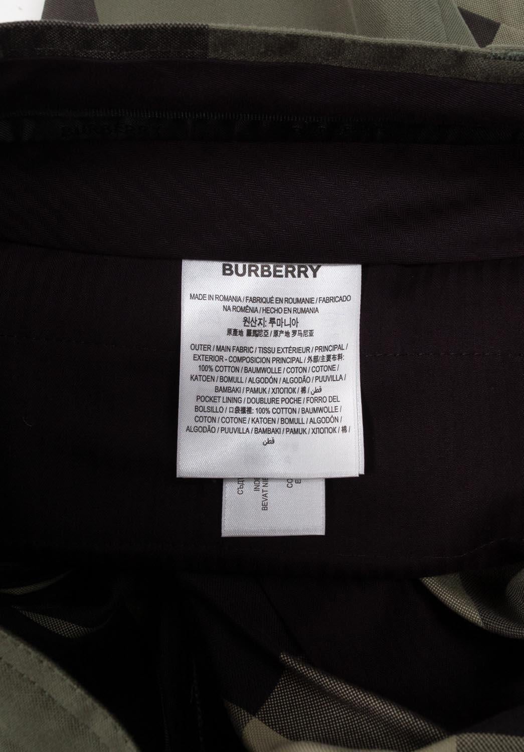 Burberry Men new Shorts Size 52 S322 In New Condition For Sale In Kaunas, LT