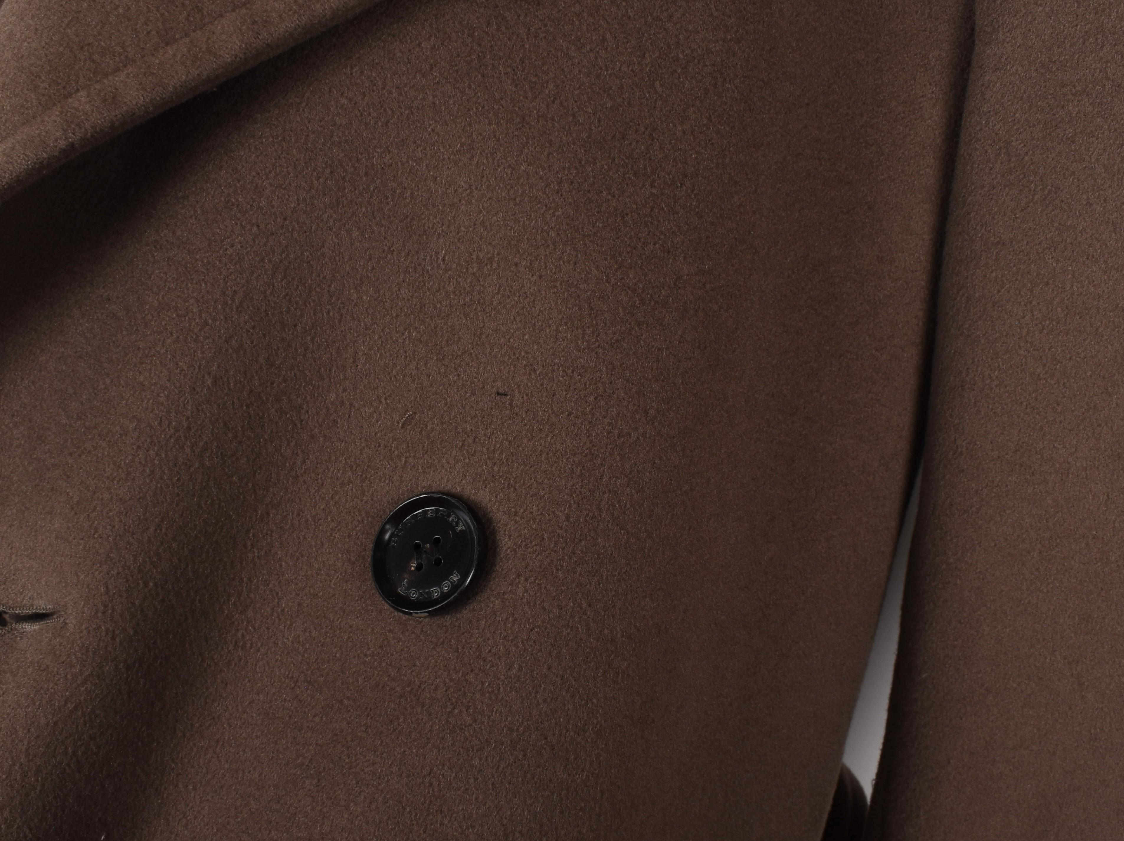 Consultez mes autres annonces. A beaucoup d'autres vêtements de marque à vendre. Ouvert à toutes les offres.
L'article mis en vente est 100% authentique Burberry Heavy Overcoat Belted Men Coat, S1603, VISHE0
Couleur : Khaki
(La couleur réelle peut