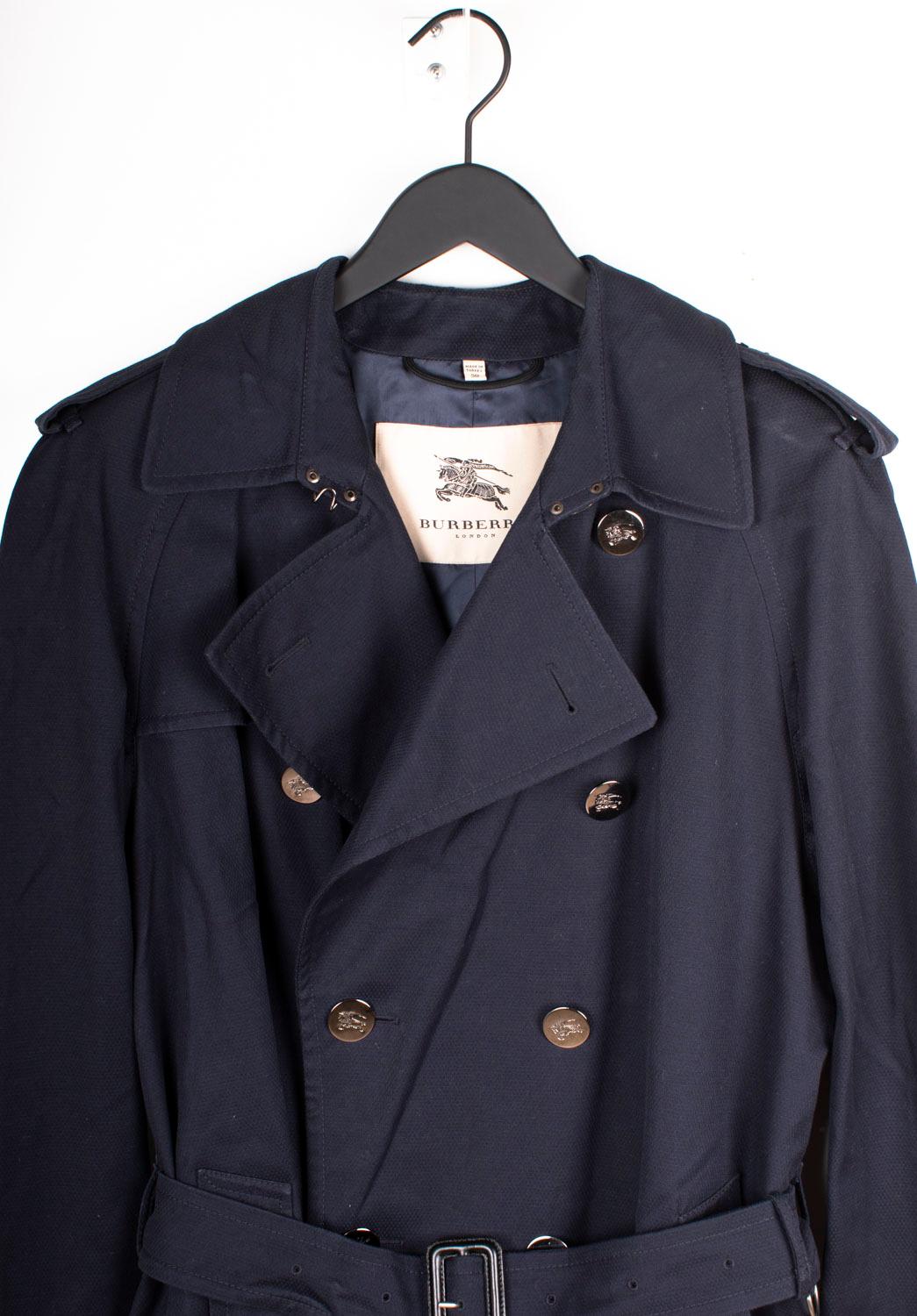 Prüfen Sie meine anderen Angebote. Habe viele weitere Designerkleidung zu verkaufen. Offen für alle Angebote.
Zum Verkauf steht ein 100% echter Burberry Trench Herrenmantel, VINU0
Farbe: Blau
(Eine tatsächliche Farbe kann ein wenig variieren