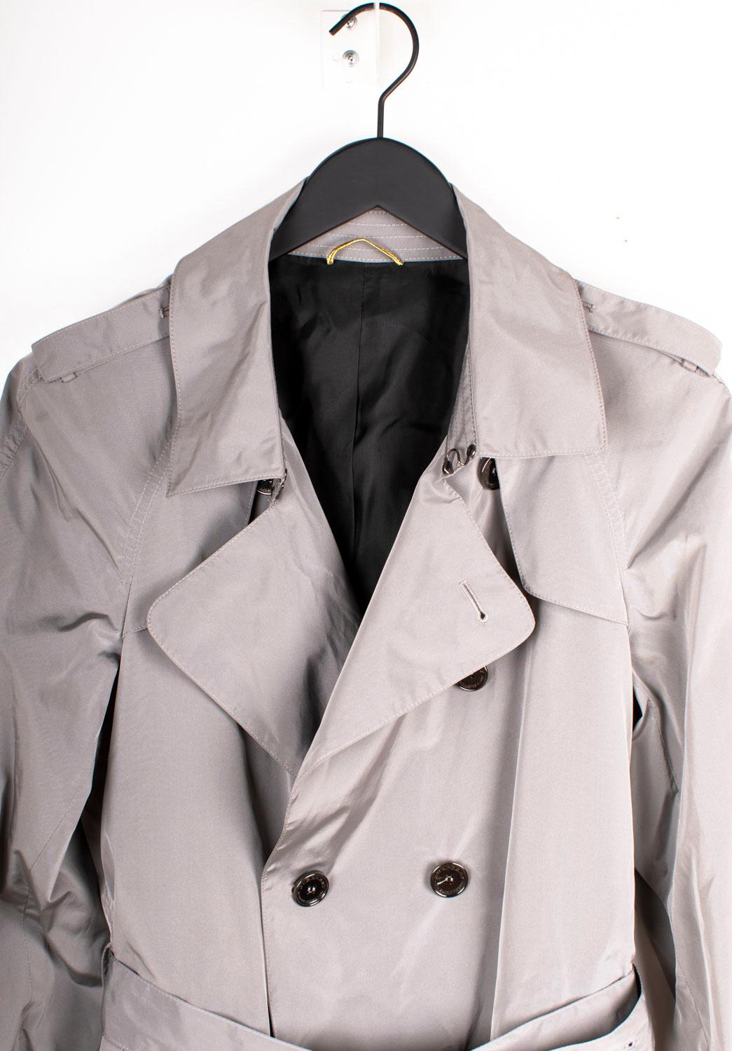 Check my other listings. Have many more designer clothes for sale. Open to any offers.
Item for sale is 100% genuine Burberry Trench Prorsum Men Overcoat, VINU0
Color: Grey
(An actual color may a bit vary due to individual computer screen