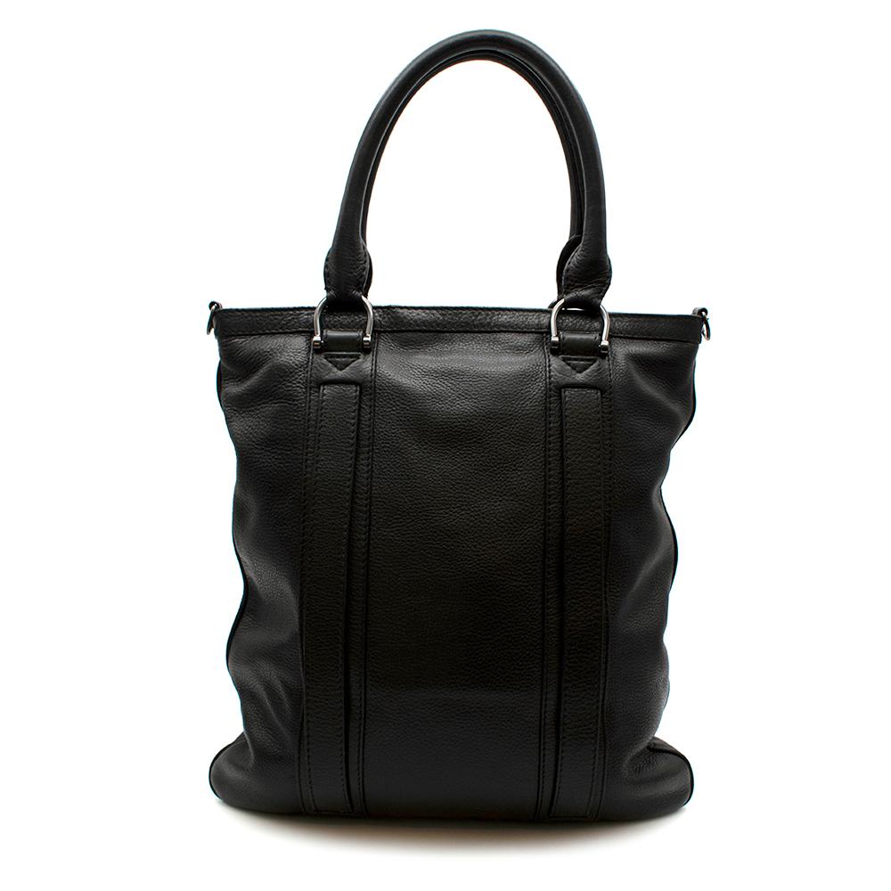 Burberry Mens Black Leather Tote Bag

- Grainy Leather 
- Rolled Leather Handles 
- Zip Top
- Black and White Checked Lining
- Burberry Signature Emblem
- Three Interior Compartments

Materials:
- 100% Leather 

Strap:23cm
Height: 45cm
Width:
