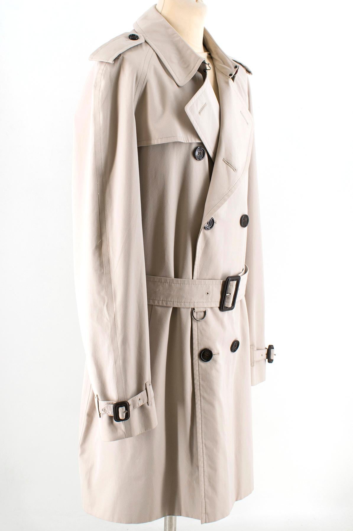 Burberry Trench Coat in Honey Brown 58 / US 48 / XXL 

Double-breasted trench coat in honey,
Button-through welt pockets,
Signature details: Epaulettes, hook-and-eye collar closure, 
Gun flap, belted cuffs, 
D-ring belt, iconic Burberry check