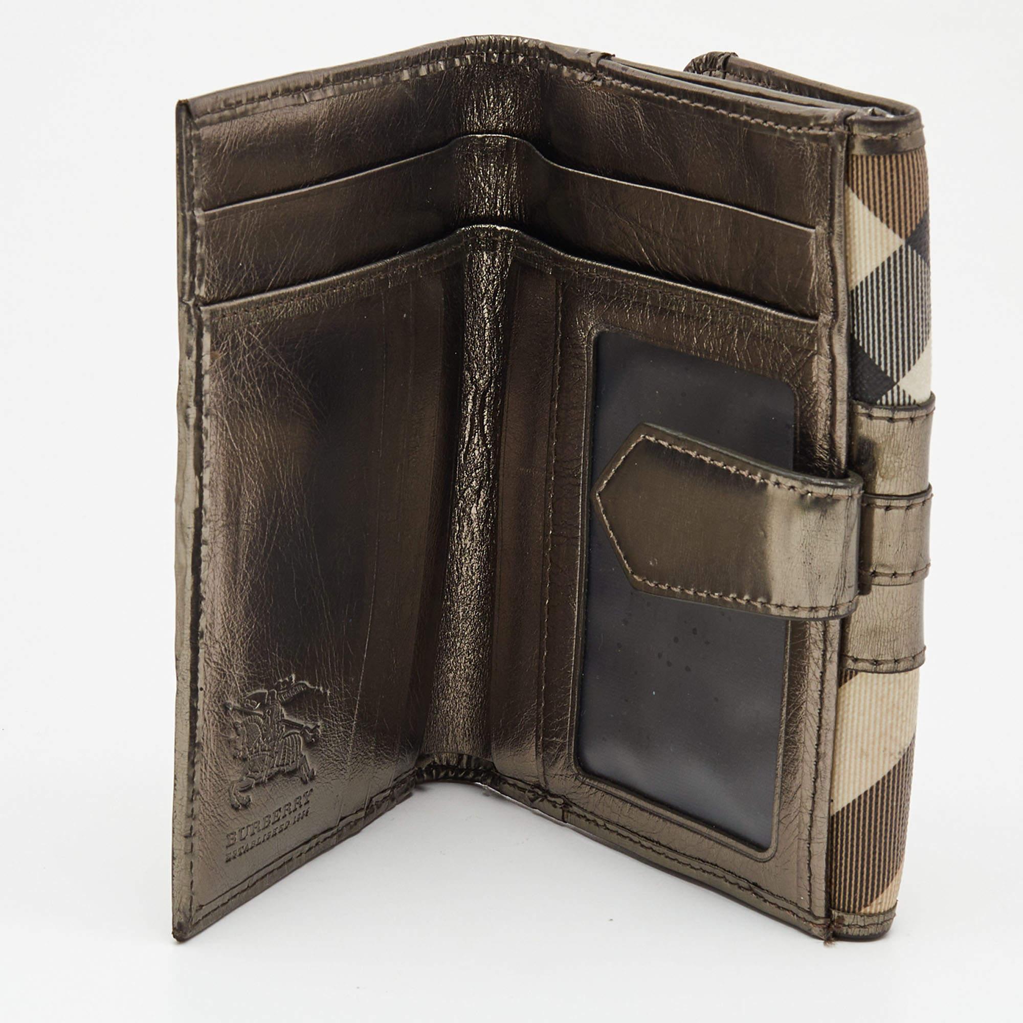 Questo bellissimo portafoglio Burberry è perfetto per essere portato da solo o all'interno della tua tote mentre esci a fare commissioni. È un accessorio resistente.
