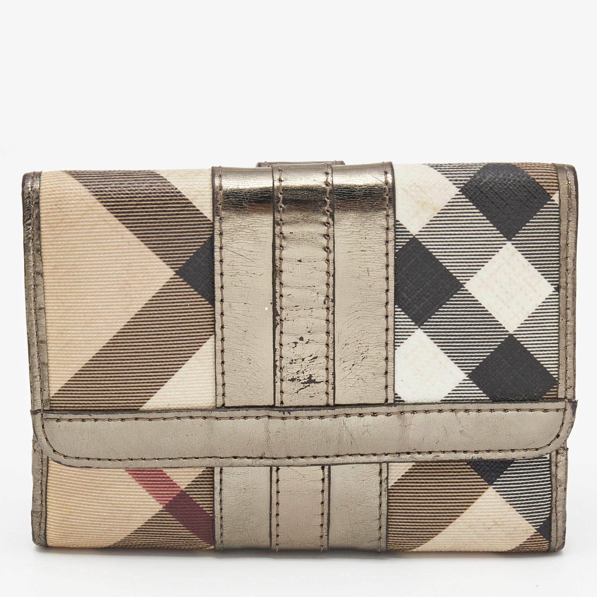 Portafoglio francese in PVC e vernice Burberry metallizzato/beige Housecheck In condizioni discrete in vendita a Dubai, Al Qouz 2