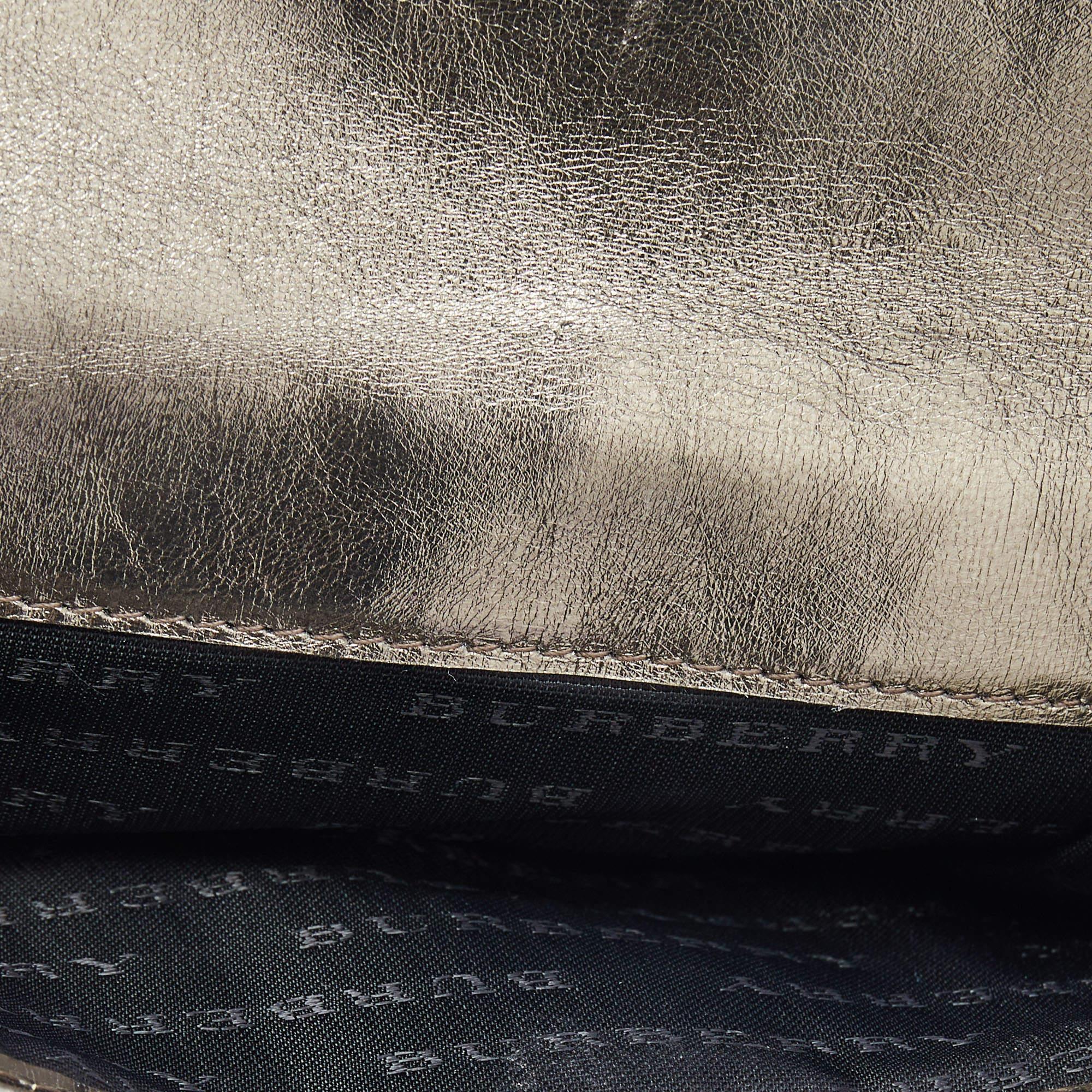 Portafoglio francese in PVC e vernice Burberry metallizzato/beige Housecheck in vendita 2