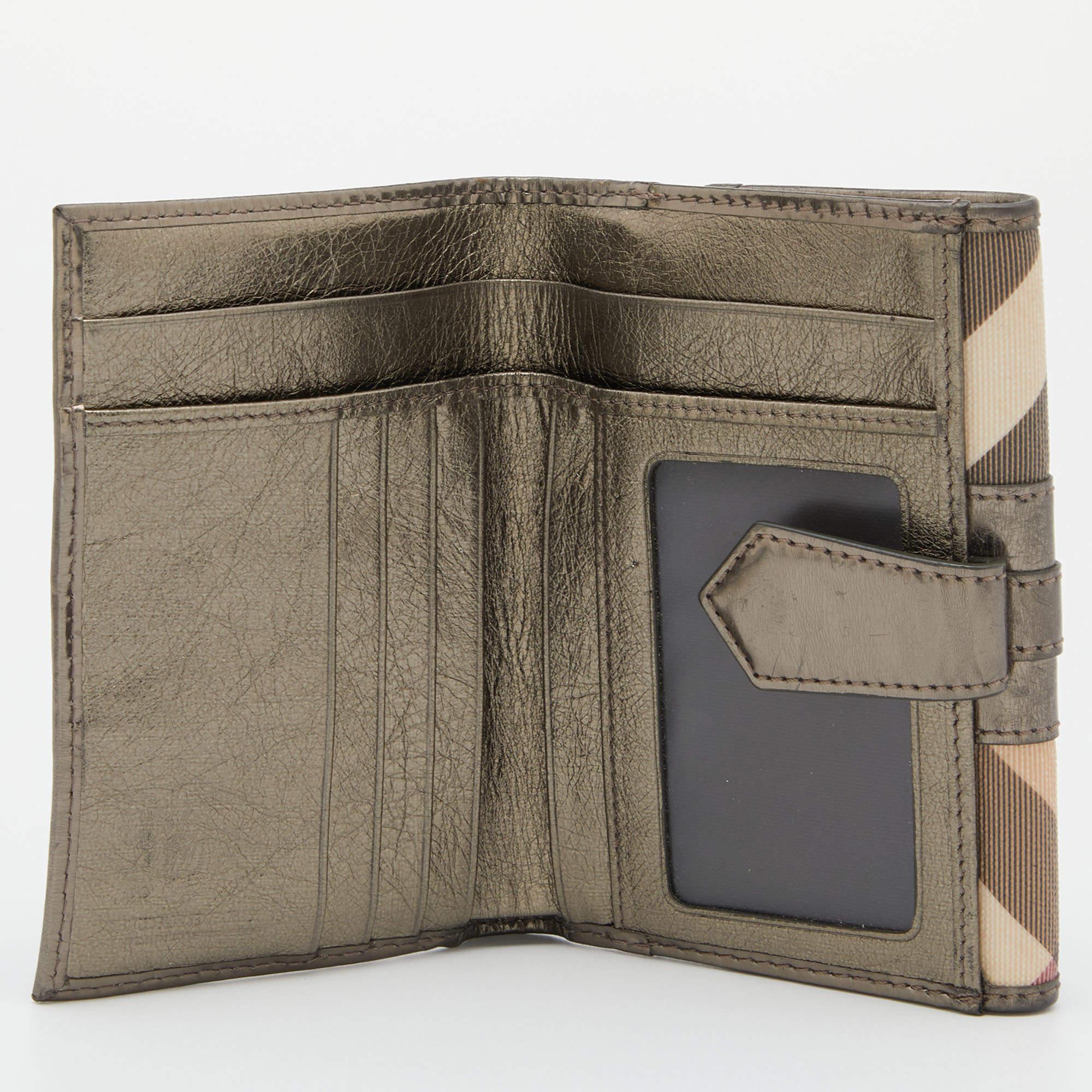 This Burberry wallet is carefully crafted to offer you a luxurious accessory you will cherish. It is marked by high quality and enduring appeal. Invest in it today