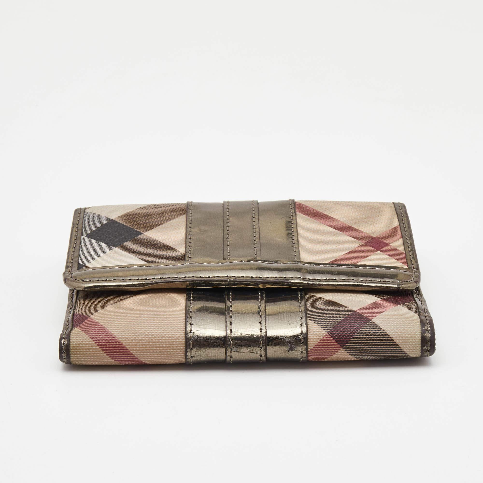 Burberry Metallic/Beige Nova Check PVC and Patent Leather French Wallet In Good Condition For Sale In Dubai, Al Qouz 2