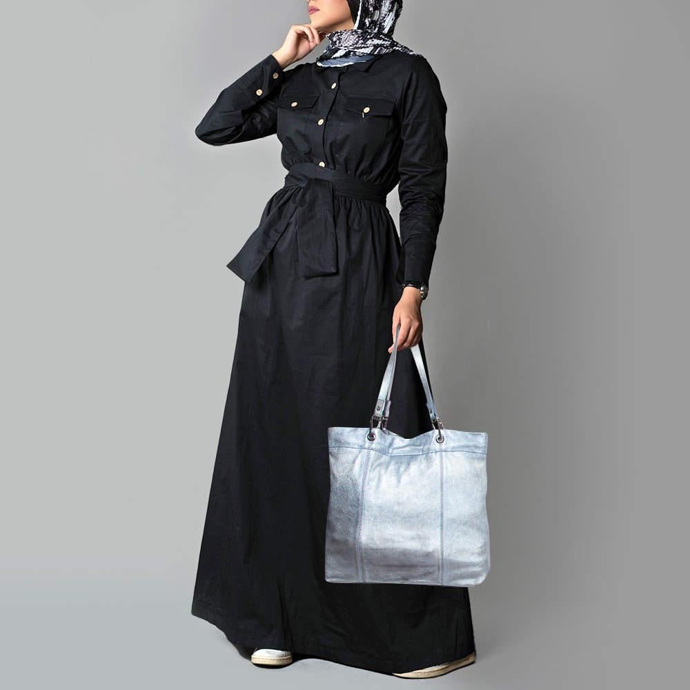 This alluring tote bag for women has been designed to assist you on any day. Convenient to carry and fashionably designed the tote is cut with skill and sewn into a great shape. It is well equipped to be a reliable accessory.