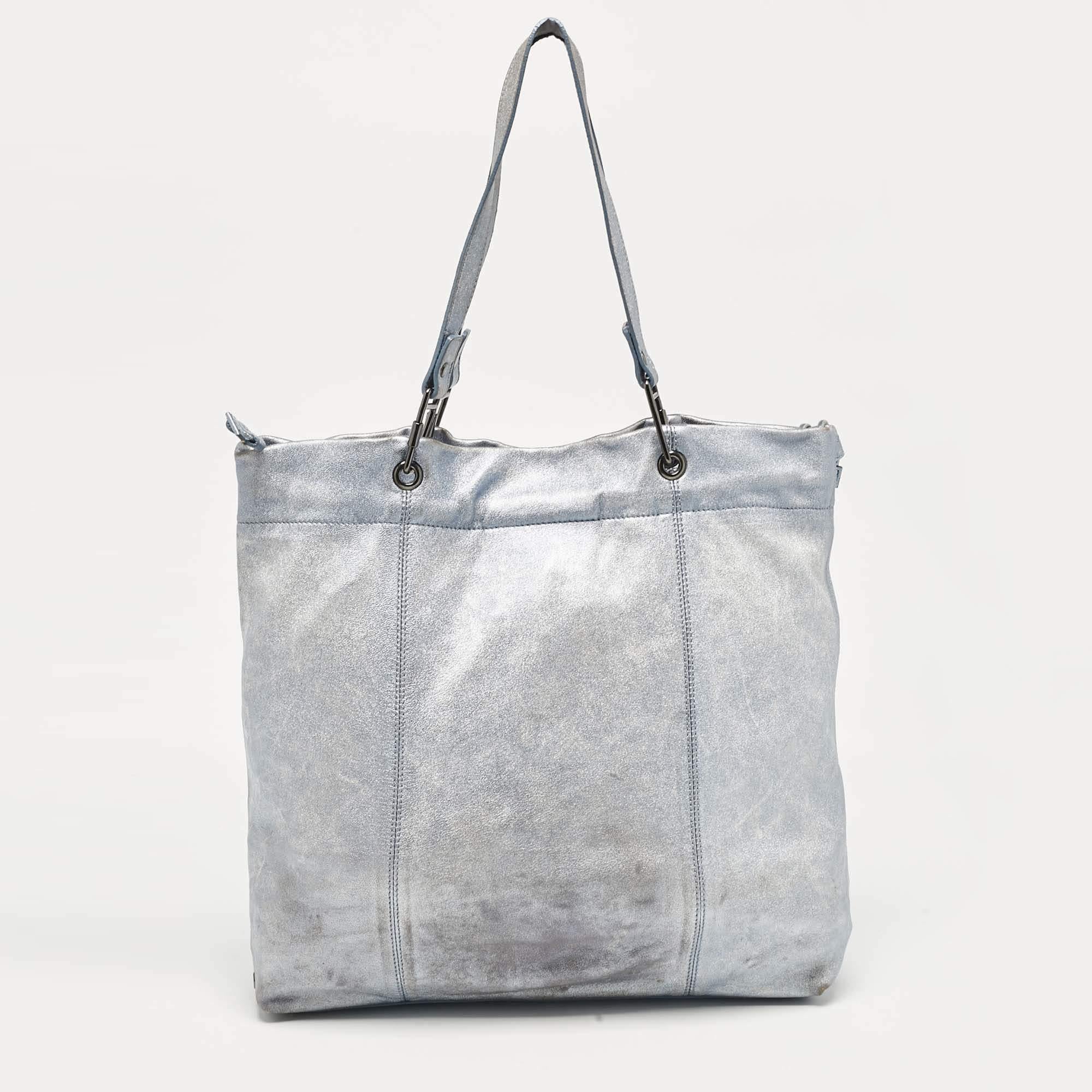 Burberry Metallic Blue Leather Elmgate Tote In Fair Condition In Dubai, Al Qouz 2