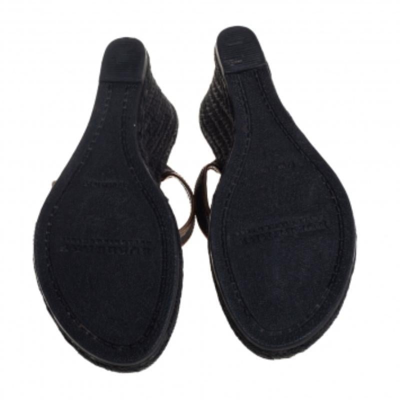These Burberry sandals are designed for those lazy laid-back days. In a thong-style silhouette, these espadrilles are fashioned with metallic bronze leather straps and buckle closures. The insoles are lined with leather and check-printed canvas and