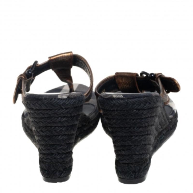 Black Burberry Metallic Bronze Leather Wedge Espadrille Thong Slide Sandals Size 39 For Sale