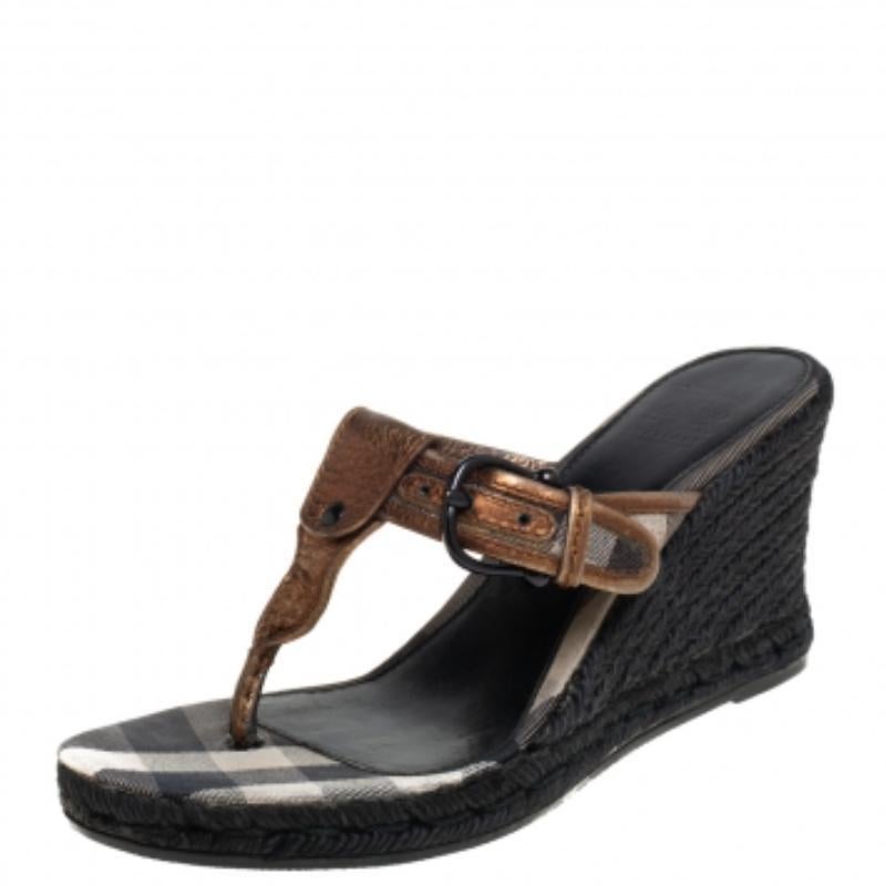 Burberry Metallic Bronze Leather Wedge Espadrille Thong Slide Sandals Size 39 In Fair Condition For Sale In Dubai, Al Qouz 2