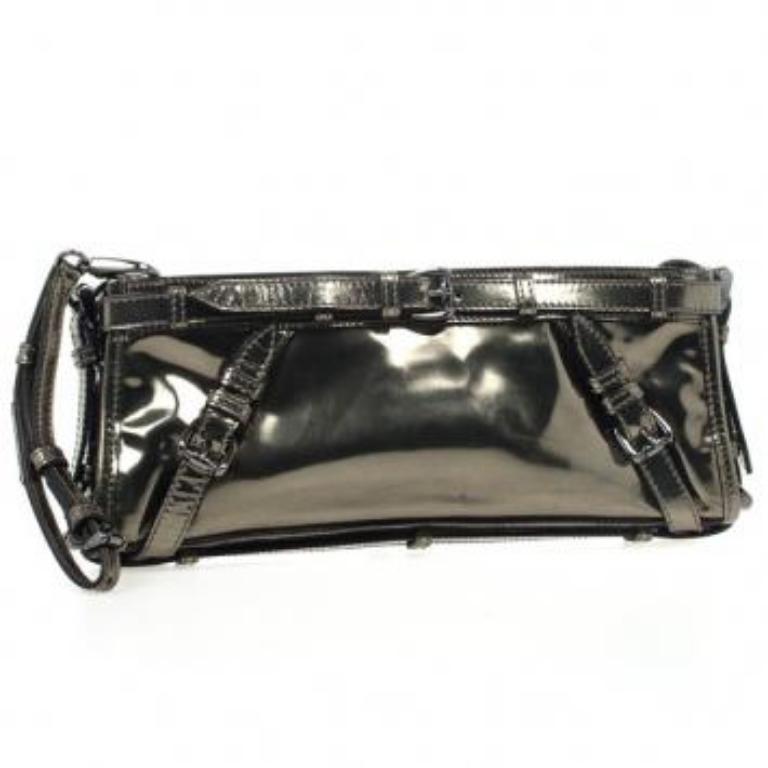Hazte con este elegante bolso de mano de Burberry. Confeccionado en fina piel metalizada, está acentuado con tiras de hebilla; en los laterales, en la tarima y en el vértice. El interior forrado tiene un bolsillo con cremallera.