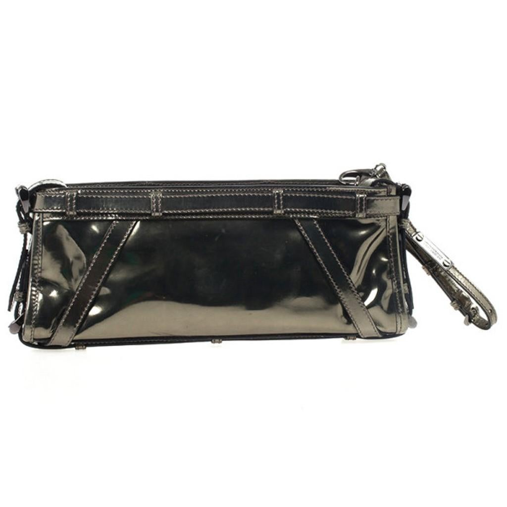 Get your hands on this chic wristlet clutch by Burberry. Crafted from fine metallic leather, it's accented with buckle straps; on the sides, dais and apex. The lined interior has one zipper pocket.

