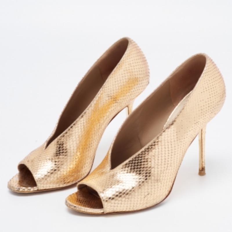 Este par de zapatos de salón merecen un espacio en tu armario por su seductora presentación y sus elementos funcionales. Fabricados con materiales de calidad, estos zapatos se elevan con elegancia sobre cómodos tacones y ostentan suelas duraderas.