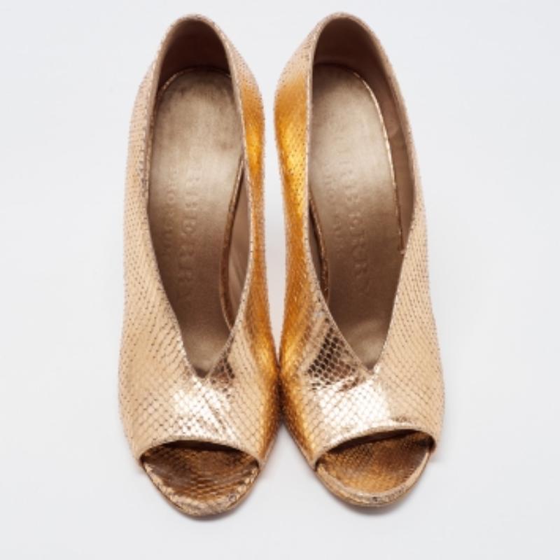 Bombas de piel de serpiente en relieve metalizado Burberry talla 39 en Bueno estado para la venta en Dubai, Al Qouz 2