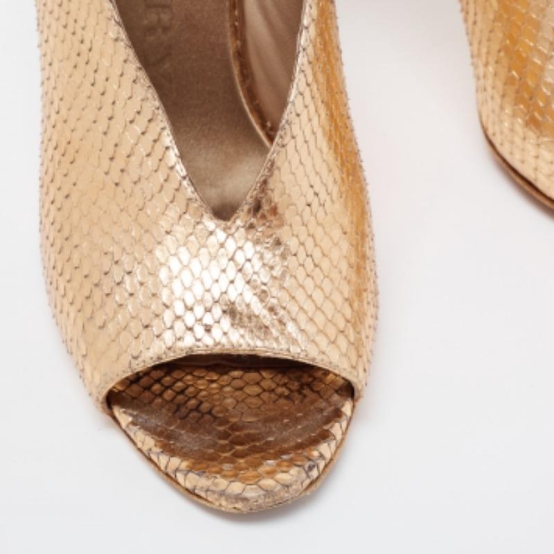 Bombas de piel de serpiente en relieve metalizado Burberry talla 39 en venta 2