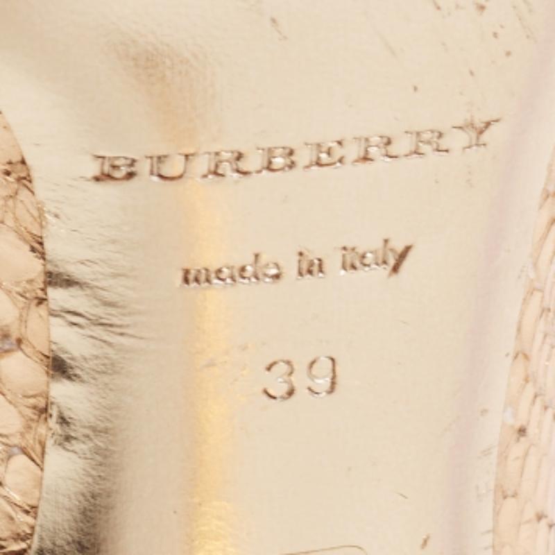 Bombas de piel de serpiente en relieve metalizado Burberry talla 39 en venta 3