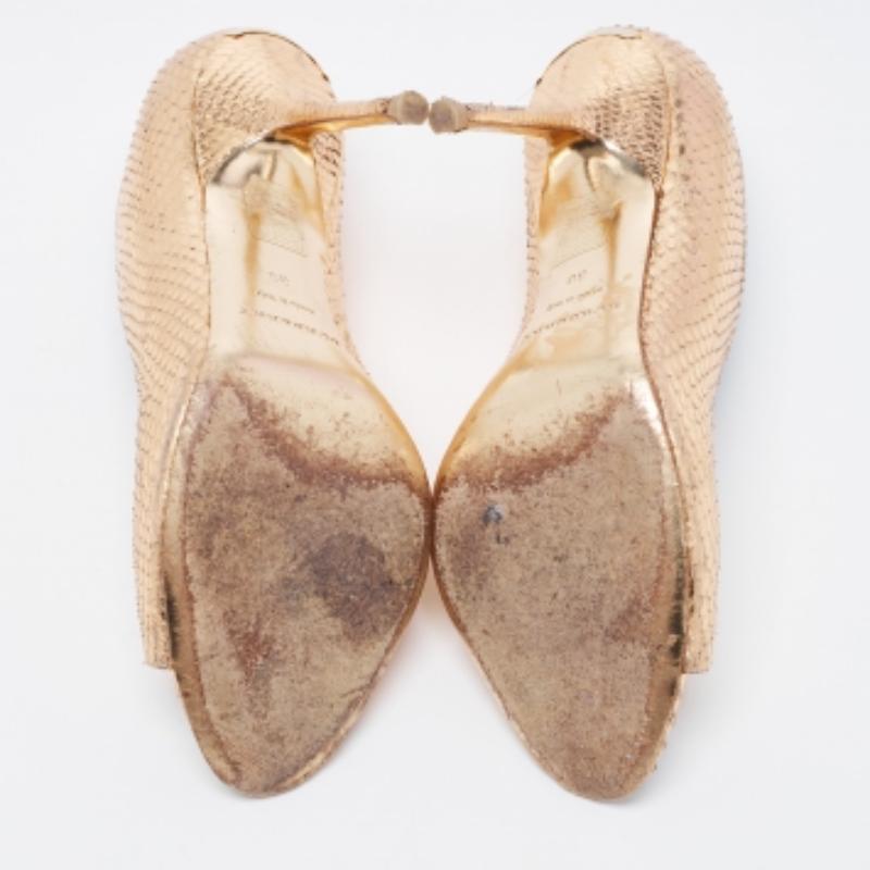 Bombas de piel de serpiente en relieve metalizado Burberry talla 39 en venta 4