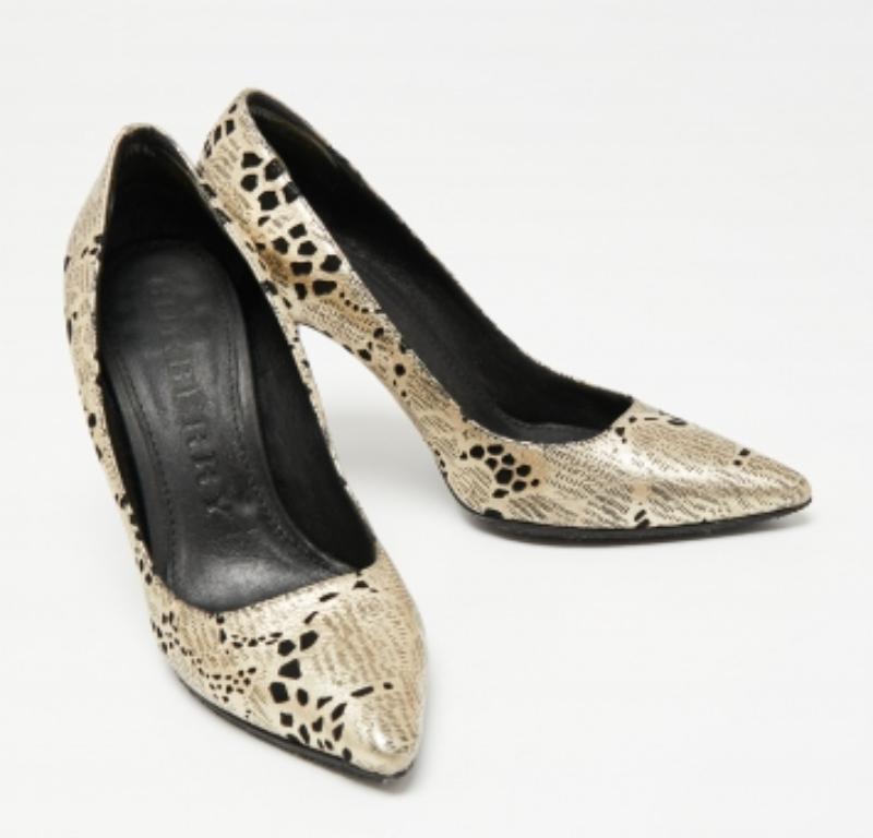 La estética atemporal de Burberry y su artesanía estelar en la fabricación de calzado se hacen patentes en estos zapatos de salón. El exterior, confeccionado en piel metalizada, presenta cortes a láser en todo el contorno y una silueta en punta.