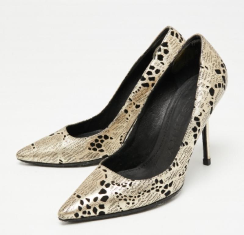 Burberry Metallic Foil Laser Cut Out Leather Pointed Toe Pumps Talla 37 en Bastante bueno estado para la venta en Dubai, Al Qouz 2