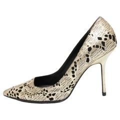 Burberry Metallic Foil Laser Cut Out Leather Pointed Toe Pumps Talla 37