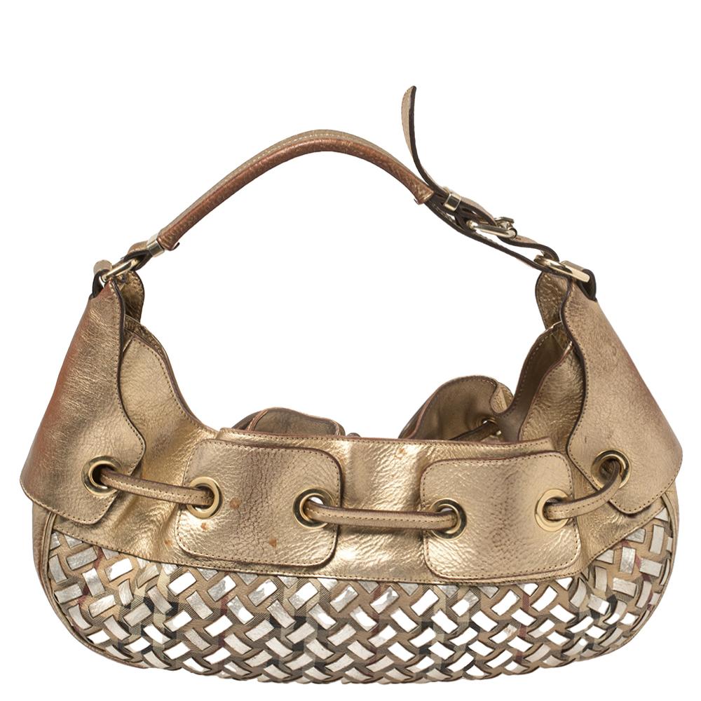 Burberry oro metallizzato/beige, borsa Nova Check intrecciata in PVC e pelle, Hobo Warrior In condizioni buone a Dubai, Al Qouz 2