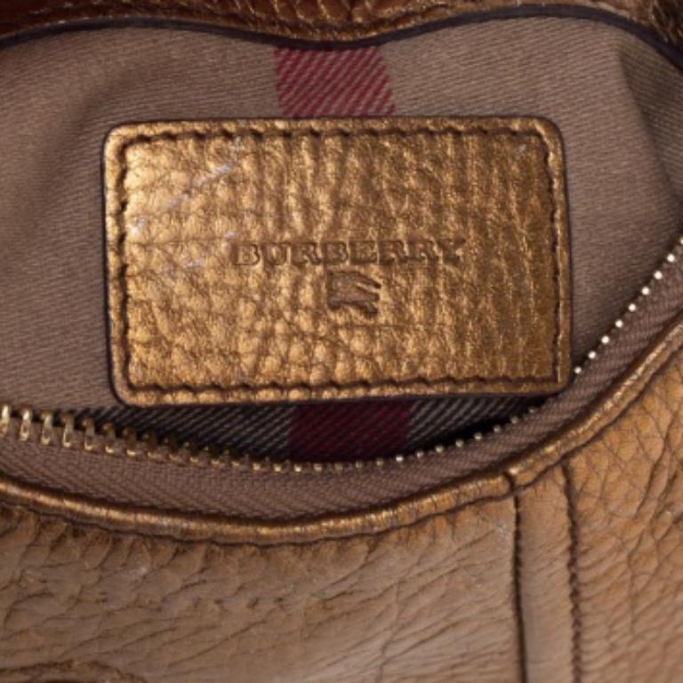 Fetch a chic look with this hobo from the house of Burberry. The metallic gold creation comes made of leather and is sure to attract admiring glances. With a single handle that allows an easy carrying experience and a fabric-lined interior that is