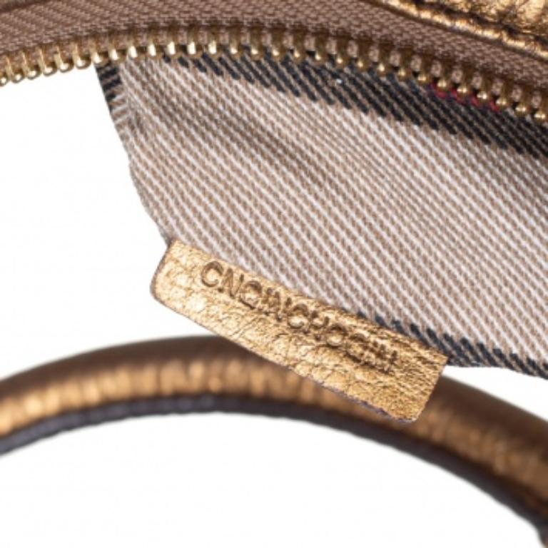 Burberry Metallic Gold Grained Leather Hobo In Fair Condition For Sale In Dubai, Al Qouz 2