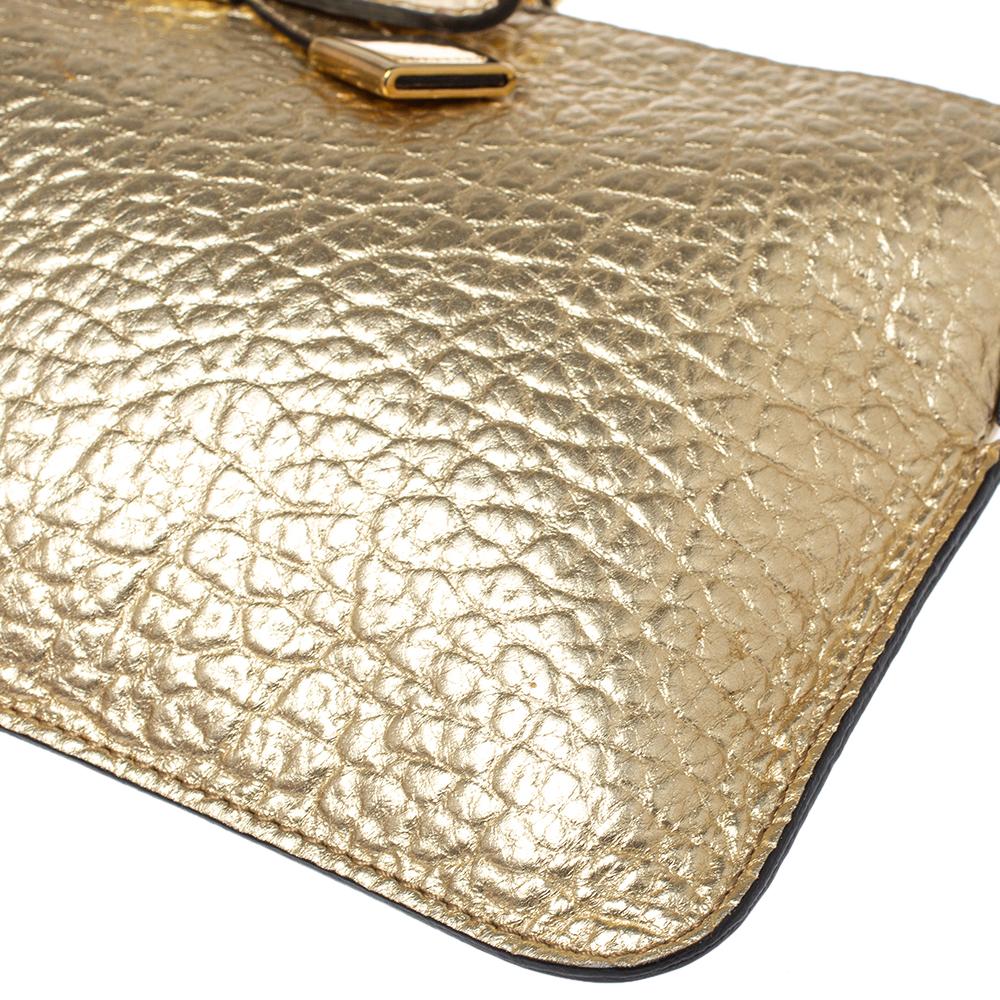 Burberry Metallic Gold Leather Bow Peyton Crossbody Bag In Good Condition In Dubai, Al Qouz 2