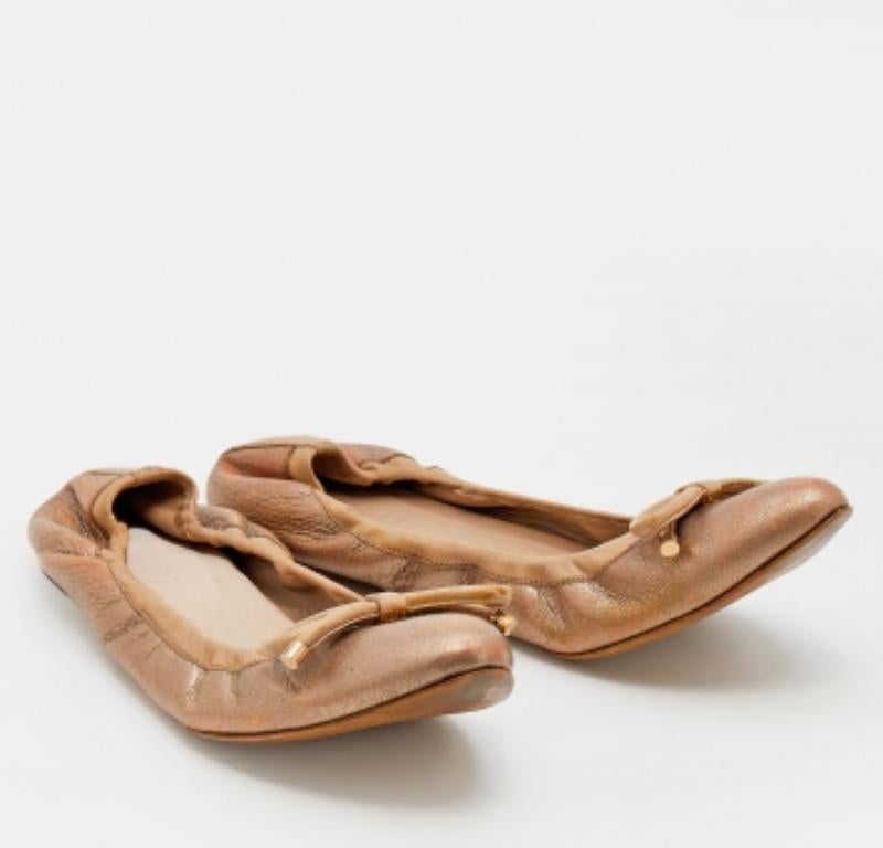 Bailarinas con lazo de cuero dorado metalizado Burberry talla 39 en Bastante bueno estado para la venta en Dubai, Al Qouz 2