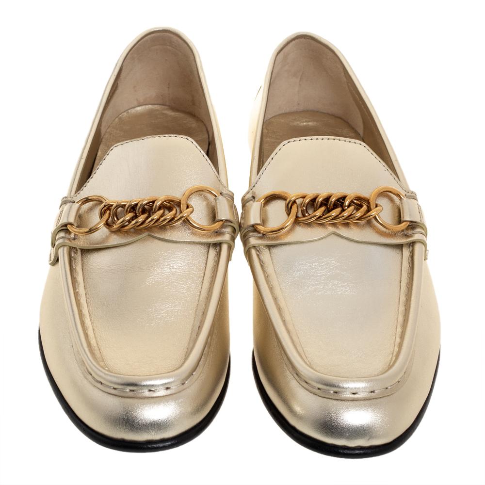 Combine style and luxury into your looks by slipping on these Burberry shoes. Durable and comfortable, these loafers will complement your outfits on any day. Meticulously crafted from metallic gold leather, they carry chain detailing on the vamps,