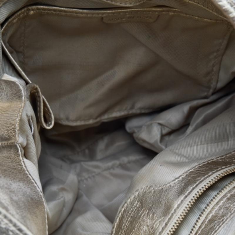 Cattura gli sguardi ammirati quando brandisci questa Brooke hobo di Burberry. Realizzata in pelle, è caratterizzata da una trapuntatura su tutta la superficie. La chiusura con patta si apre su uno spazioso interno foderato in nylon in grado di
