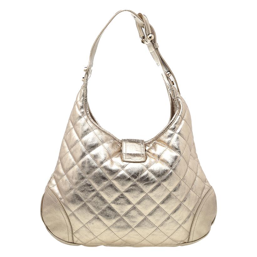 Catch admiring glances when you swing this Brooke hobo by Burberry. Crafted from leather, it is styled with quilting all over. The flap closure opens to a spacious nylon-lined interior that is capable of holding all your essentials. The hobo is held