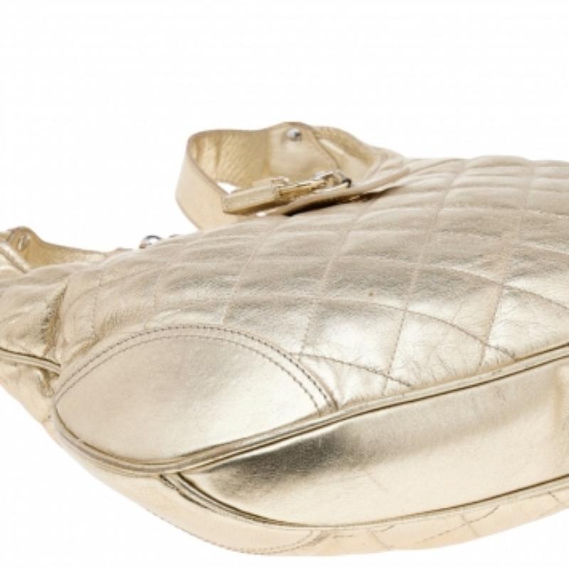 Donna Borsa Brooke in pelle trapuntata oro metallizzato di Burberry in vendita