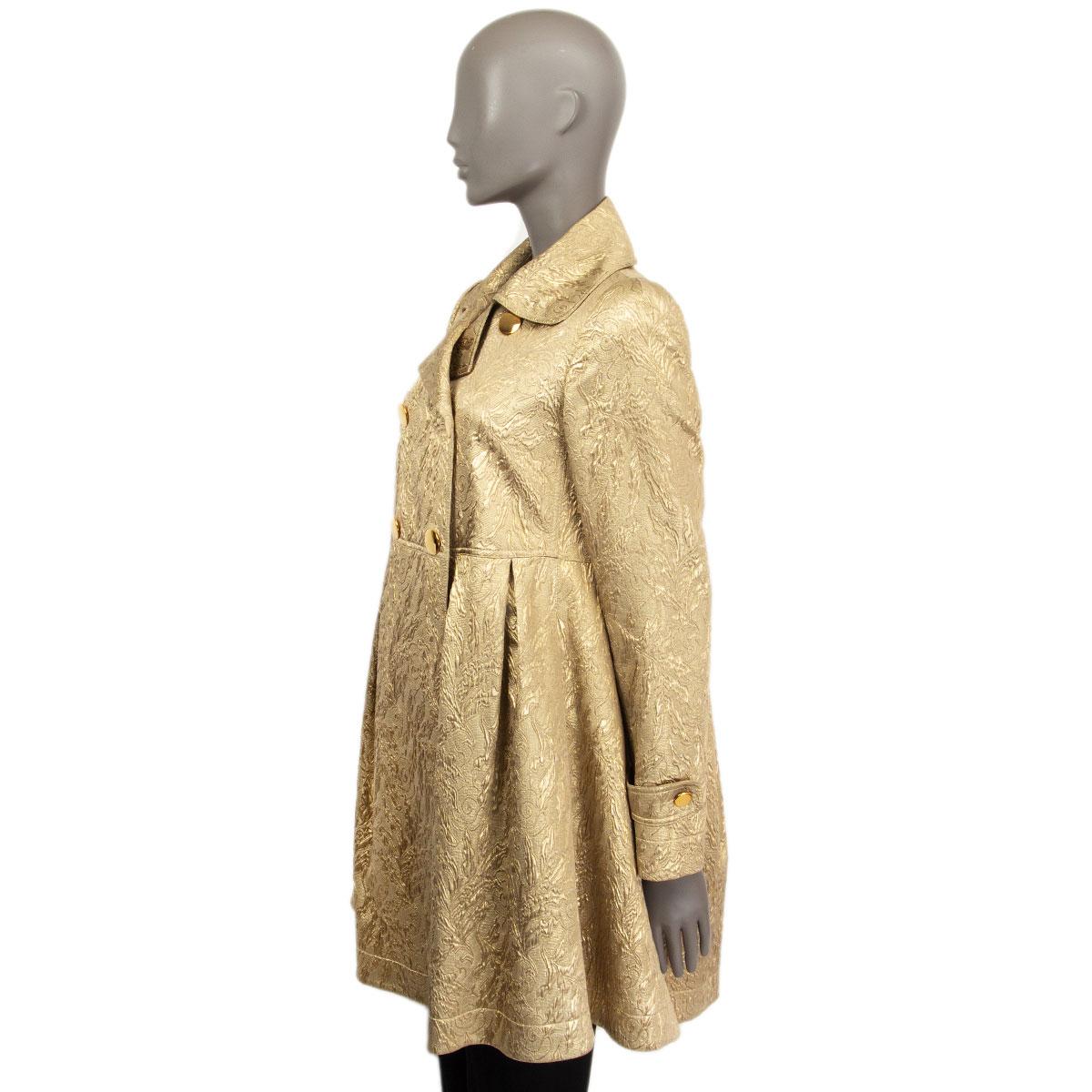 BURBERRY Manteau à capuche BROCADE en laine de soie dorée métallisée 40 S Excellent état - En vente à Zürich, CH