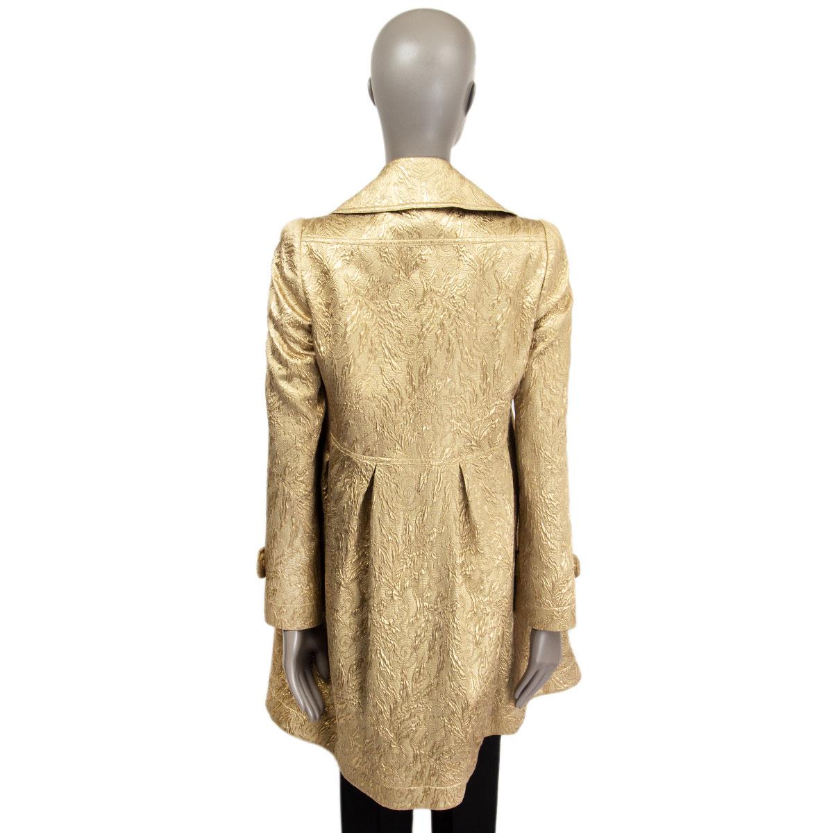 BURBERRY Manteau à capuche BROCADE en laine de soie dorée métallisée 40 S en vente 2