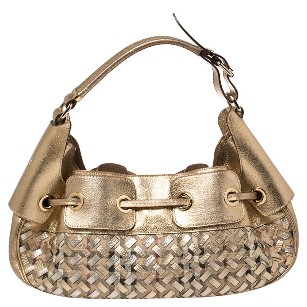 Holen Sie sich einen schicken Look mit dieser Warrior Hobo aus dem Hause Burberry. Die metallisch-goldene Kreation aus gewebtem House Check PVC und Leder zieht garantiert bewundernde Blicke auf sich. Mit dem Kordelzug auf der Vorderseite, dem