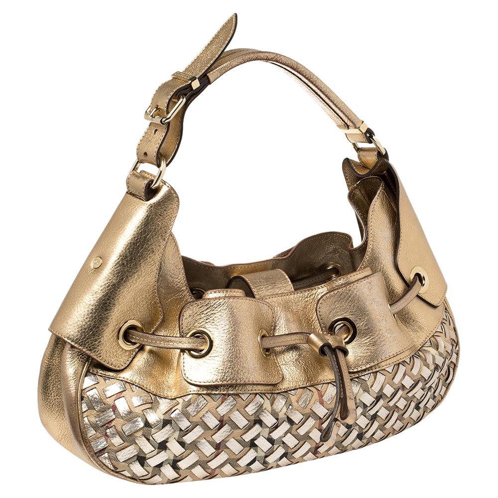 Burberry Metallic Gold gewebt Haus Karo PVC und Leder Krieger Hobo im Zustand „Relativ gut“ in Dubai, Al Qouz 2