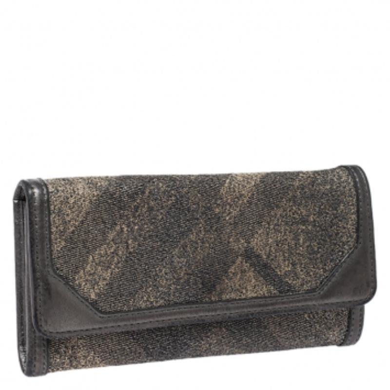 Suave et élégant, ce portefeuille de Burberry permet de ranger vos cartes et votre argent sans effort. Fabriqué en toile à carreaux Smoke et en cuir, ce portefeuille est un accessoire durable. Le design impeccable et la couleur métallique de ce