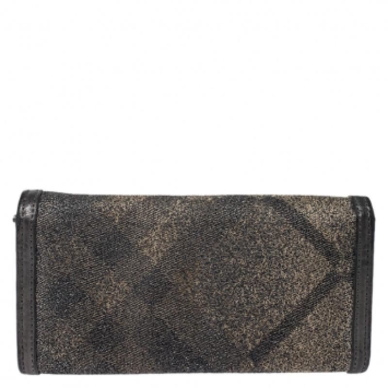 Noir Burberry Portefeuille continental gris métallisé à carreaux fumés et rabat en cuir en vente